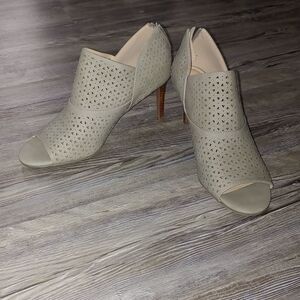 The Limited Lenra   tan peep toe  heel Sz 9.5